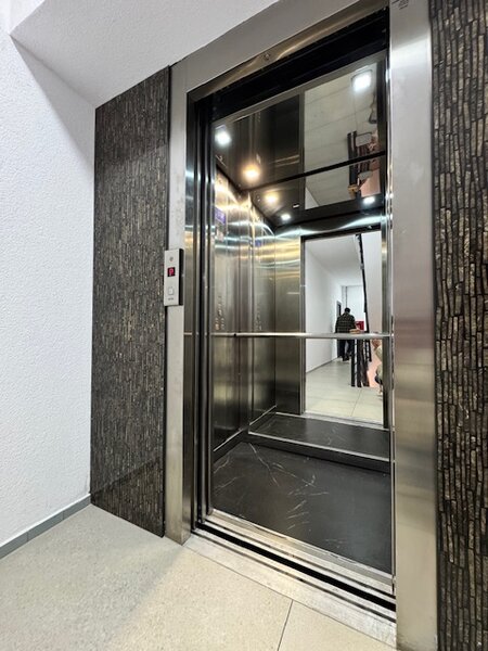 1 Mai - exclusive office building